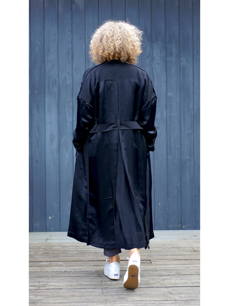 A NAIMA SILK FEEL BELTED TRANSITION TRENCH COAT IN BLACK